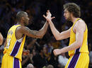 Los jugadores de los &Aacute;ngeles Lakers, Kobe Bryant y Pau Gasol chocan los cinco durante el primer partido de la final de la NBA, frente a Orlando Magic.