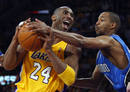 El jugador de Orlando Magic, Rafer Alston, trata de quitarle el bal&oacute;n a Kobe en el &uacute;ltimo cuarto de la final de la NBA.