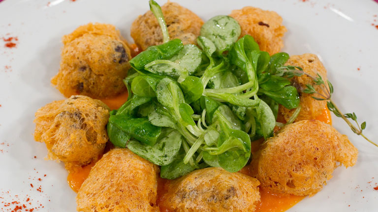 Saber Cocinar - Bu&ntilde;uelos de lac&oacute;n y morcilla en salsa de tomate