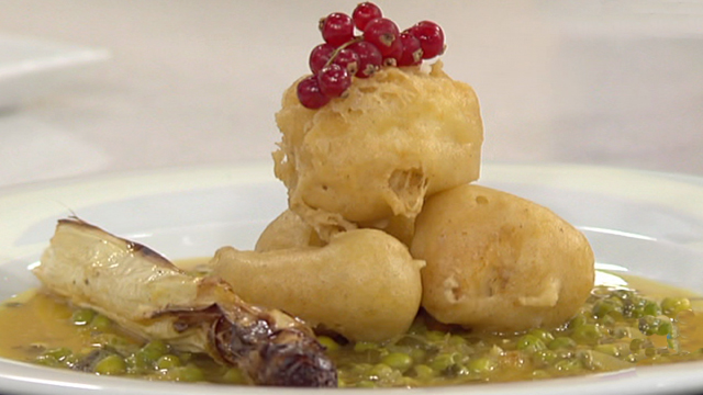 Saber cocinar - Bu&ntilde;uelos de pescadilla con salsa verde y esp&aacute;rragos asados (10/05/11)