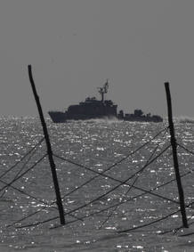 Un buque surcoreano patrulla cerca de la frontera mar&iacute;tima entre las dos Coreas del mar Amarillo