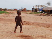 Un niño deambula por el campo de refugiados de Ferrerio, en el norte de Burkina Faso. Un niño deambula por el campo de refugiados de Ferrerio, en el norte de Burkina Faso.