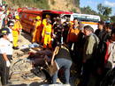 Los bomberos, ante las v&iacute;ctimas del derrumbe.