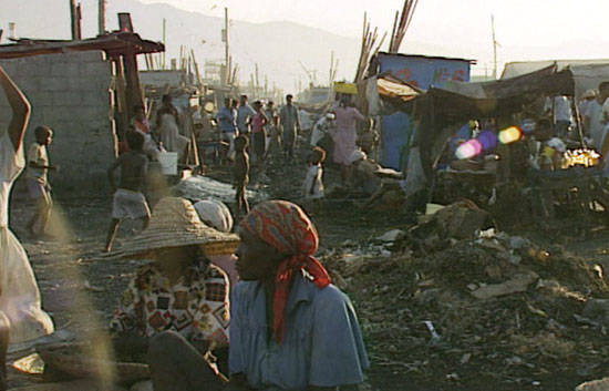 La desesperaci&oacute;n est&aacute; llevando a muchos haitianos a buscar comida incluso en los vertederos