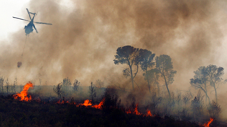 Reanudan la b&uacute;squeda del piloto del helic&oacute;ptero desaparecido en el incendio de Valencia