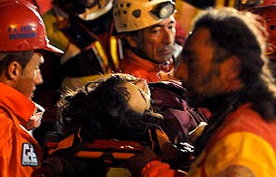 Ver v&iacute;deo  'B&uacute;squeda a contrarreloj entre los escombros en Italia'