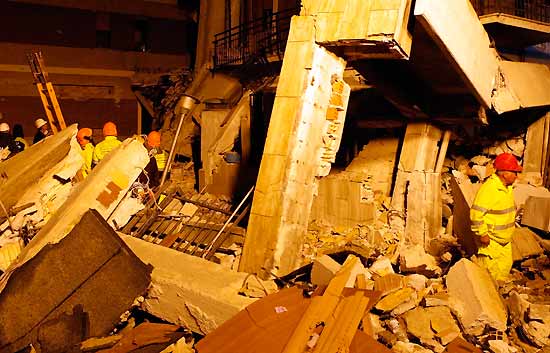 La b�squeda de supervivientes en Italia no cesa 24 horas despues de la tragedia