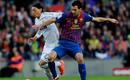 Busquets forcejea con &Ouml;zil por el bal&oacute;n.