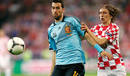 Busquets lucha contra Modric