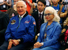 Buzz Aldrin, en 2009 Buzz Aldrin, en 2009