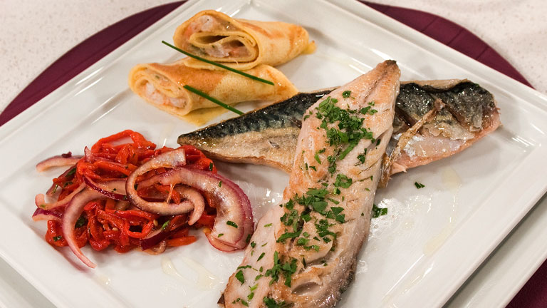 Saber Cocinar - Caballa asada con crepes de gambas