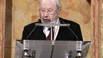 Ir al Video&nbsp;Caballero Bonald reivindica la "potencia consoladora" de la poes&iacute;a al recibir el Premio Cervantes