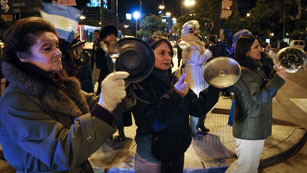 Ver vídeo  'Cacerolada en Buenos Aires como protesta por la política de Cristina Fernández'