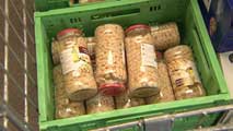 Ir al Video&nbsp;Cada vez son m&aacute;s las personas que acuden a los bancos de alimentos