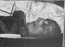 El cad&aacute;ver de Franco en su ata&uacute;d