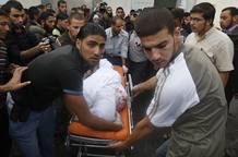 El cad&aacute;ver de uno de los muertos en el bombardeo israel&iacute; llega a un hospital de Gaza