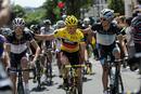 Cadel Evans, entre los hermanos Schleck, que le acompa&ntilde;an en el podio definitivo de Par&iacute;s.