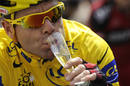 Cadel Evans brinda con champ&aacute;n en la &uacute;ltima etapa del Tour 2011.