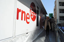 El recorrido por toda Espa&ntilde;a de la exposici&oacute;n itinerante del 75&ordm; aniversario de RNE ha tocado a su fin en la ciudad de C&aacute;diz, donde la muestra se ha instalado en la c&eacute;ntrica plaza de Asdr&uacute;bal.