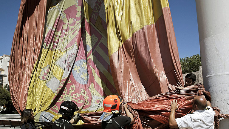 Cae al suelo la bandera espa&ntilde;ola que ondea en la plaza de Col&oacute;n de Madrid