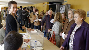 Ver v&iacute;deo  'Cae la participaci&oacute;n en Andaluc&iacute;a y Asturias seg&uacute;n los primeros datos'