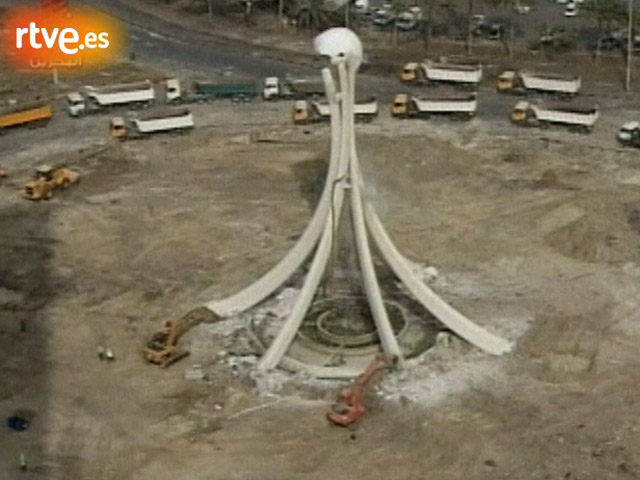 Bar&eacute;in derrumba el monumento de la plaza de La Perla, s&iacute;mbolo de las protestas