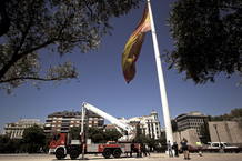 La bandera de España de la Plaza de Colón de Madrid ha caído al suelo La bandera de España de la Plaza de Colón de Madrid ha caído al suelo