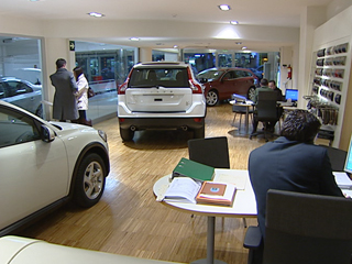 Ver v&iacute;deo  'Cae la venta de coches aunque aumenta un 80% la venta de autom&oacute;viles de lujo'