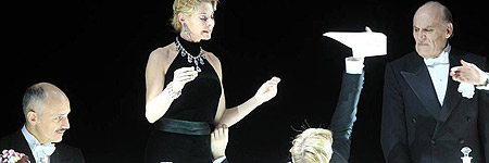 'La ca&iacute;da de los dioses' en teatro