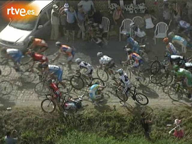 La ca�da de Frank Schleck revienta el Tour