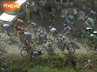 Ver v&iacute;deo  'La ca&iacute;da de Frank Schleck revienta el Tour'