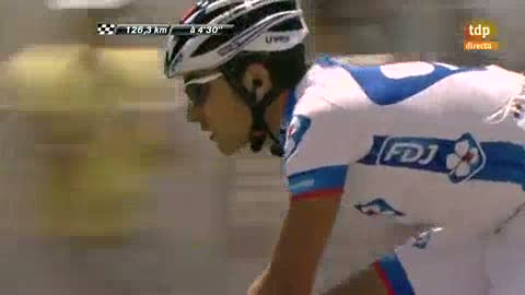 Ver v&iacute;deo  'Ca&iacute;da tremenda en la primera etapa del Tour'