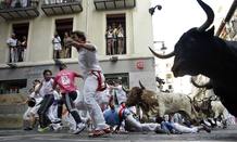 Caidas y revolcones han sido los protagonistas en este cuarto encierro de las fiestas de Pamplona