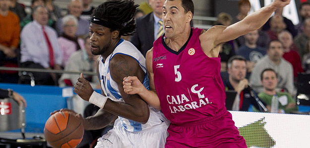 El base argentino del Caja Laboral Baskonia Pablo Prigioni comete falta ante el alero estadounidense del Fenebahce Ülker de Estambul, James Gist. El base argentino del Caja Laboral Baskonia Pablo Prigioni comete falta ante el alero estadounidense del Fenebahce Ülker de Estambul, James Gist.