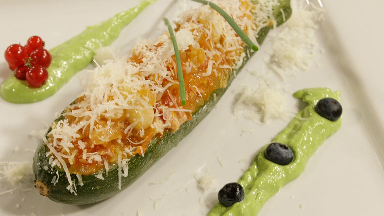 Saber Cocinar - Calabac&iacute;n relleno de frutos secos con mahonesa verde