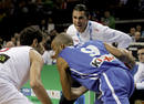 El base-escolta de la selecci&oacute;n francesa Tony Parker (c), con el bal&oacute;n defendido por el escolta de la selecci&oacute;n espa&ntilde;ola Jos&eacute; Calder&oacute;n (i), mientras el espa&ntilde;ol recibe instrucciones de su entrenador, Sergio Scariolo.