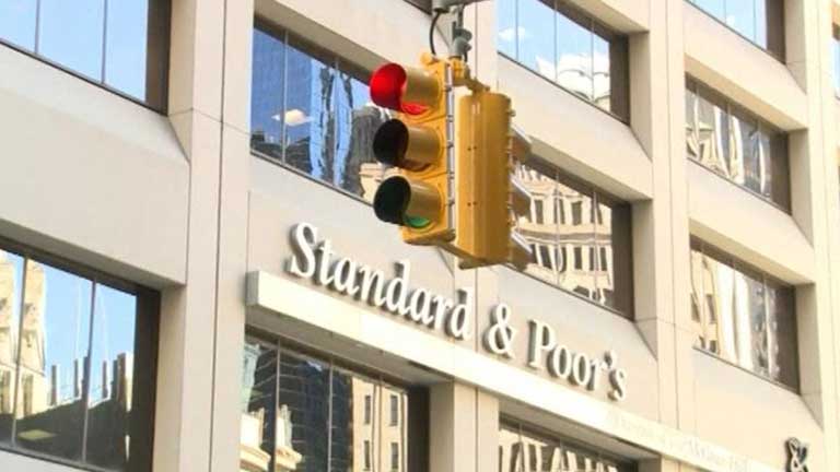 Standard & Poor's rebaja dos escalones la calificaci&oacute;n de riesgo espa&ntilde;ola
