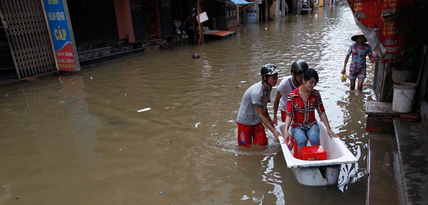 Calle inundada por la tormenta Kai Tac en Hanoi, el 18 de agosto