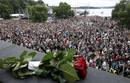 Los noruegos participan en un homenaje a las v&iacute;ctimas del atentado