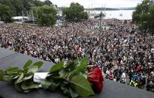Los noruegos participan en un homenaje a las v&iacute;ctimas del atentado