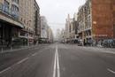 Aspecto que presentaba la Gran V&iacute;a madrile&ntilde;a, sin tr&aacute;fico y apenas gente, en la ma&ntilde;ana del primer dia del a&ntilde;o 2009.