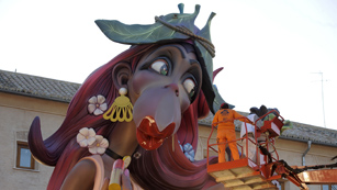Ver v&iacute;deo  'Las calles de Valencia se llenan de s&aacute;tira con las fallas'