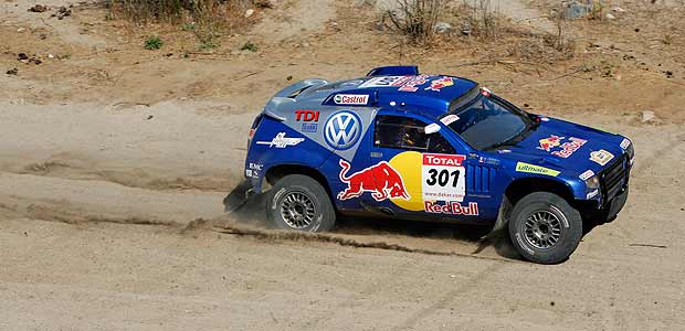 Calos Sainz (Volkswagen) conduce su coche en la octava etapa del Dakar, en Valpara&iacute;so.