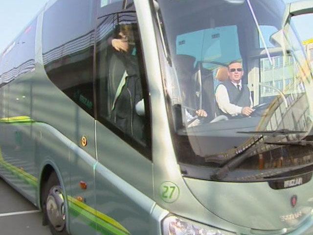 Miles de pasajeros se han echado a las carreteras para intentar llegar a su destino