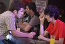 En cambio, Carlos est&aacute; que no levanta cabeza. Cada vez se le hace m&aacute;s imposible compaginar la carrera con su trabajo en el FlyBar. Y cada vez tiene m&aacute;s claro que su estudiar en ICADE es el sue&ntilde;o de su padre, y no el suyo