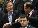 El primer ministro brit&aacute;nico, David Cameron, y el presidente franc&eacute;s, Fran&ccedil;ois Hollande, charlan mientras ven el partido de balonmano femenino entre Espa&ntilde;a y Francia.