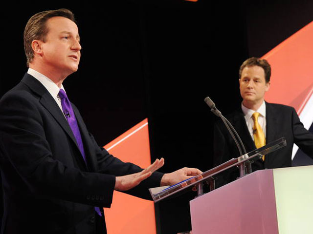 Cameron minimiza el 'efecto Clegg' en el segundo debate electoral brit&aacute;nico