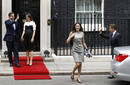 Cameron despide al matrimonio Sarkozy a la puerta del n&uacute;mero 10 de Downing St.