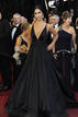 Tambi&eacute;n de negro, una apuesta segura, y gran escote, la bell&iacute;sima modelo Camila Alves