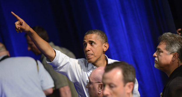 El presidente de EE.UU., Barack Obama, señala hacia el público durante un evento de campaña en Florida. El presidente de EE.UU., Barack Obama, señala hacia el público durante un evento de campaña en Florida.